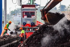 Melihat Aktivitas Pengolahan Sampah di Saringan Sampah TB Simatupang