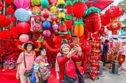 Merah Merona, Pedagang Pernak-pernik Imlek Mulai Penuhi Kawasan Glodok