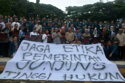 Guru Besar hingga BEM Undip Semarang Gelar Aksi Indonesia Dalam Darurat Demokrasi