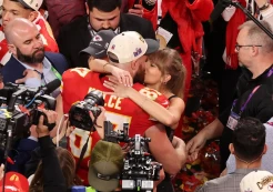 Kansas City Chiefs Juarai Super Bowl LVIII, Taylor Swift Cium Sang Kekasih di Lapangan