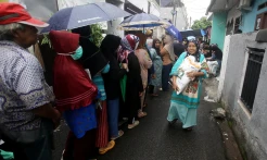 Potret Warga Jakarta Antre Beras Bulog