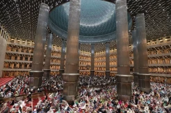 Salat Tarawih Perdana 1445 H di Masjid Istiqlal