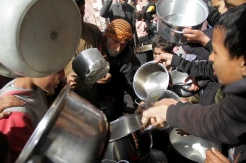 Pilunya Warga Palestina Berebut Makanan Gratis di Tengah Krisis Kelaparan
