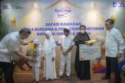 Safari Ramadan BTN, Dirut Nixon LP Napitupulu Serahkan Santunan Anak Yatim