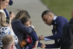 EURO 2024: Absen Latihan Jelang Lawan Austria, Mbappe Sapa Penggemarnya