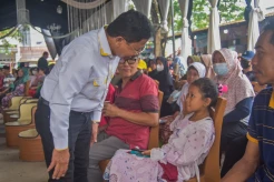 Gelar Bakti Sosial, Sachrudin Bagikan Paket Sembako