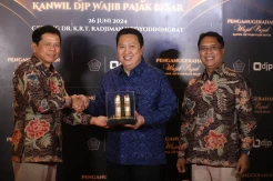 Adaro Raih Penghargaan Wajib Pajak