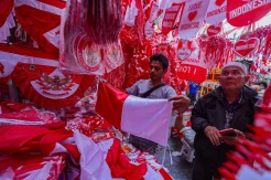 Pedagang Pernak-pernik Merah Putih di Pasar Jatinegara Jelang HUT RI