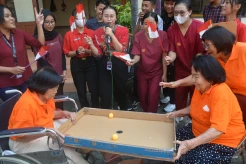 Keseruan Oma Opa Ikuti Lomba Agustusan di Panti Wreda Pengayoman Semarang
