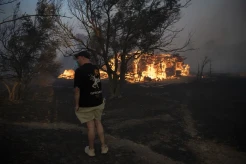 Kebakaran Hutan di Yunani Hanguskan Rumah dan Mobil Warga
