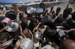 Rebutan Makanan dan Air Bersih, Pengungsi Palestina Saling Sikut