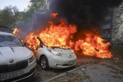 Kobaran Api di Kharkiv: Serangan Bom Rusia Hancurkan Apartemen dan Mobil, Lima Tewas