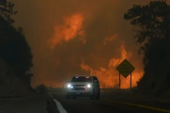 Kebakaran Mendekati Pemukiman, Warga Los Angeles Dievakuasi