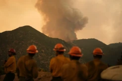 Ribuan Orang Mengungsi saat Kebakaran Hutan Mengamuk di luar Los Angeles
