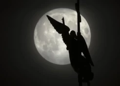 Pesona Supermoon Memikat Langit Rusia