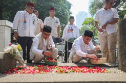 RK-Suswono Ziarah Makam MH Thamrin di Karet Bivak