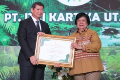 Menteri KLHK Siti Nurbaya Beri Penghargaan ke Hashim Djojohadikusumo  