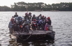Aktivitas Penyeberangan di Pulau Lakkang