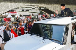 Momen Jokowi Pamitan ke Warga Sebelum Pulang ke Solo