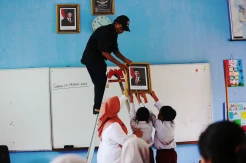 Pemasangan Bingkai Foto Presiden dan Wakil Presiden di Sekolah