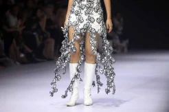 Suedeso by Kimberly Tandra Memukau di Jakarta Fashion Week 2025 dengan Koleksi Blooming Mugunghwa