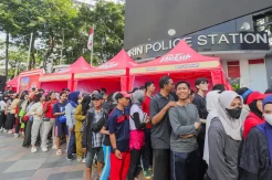 Pembagian Makanan Gratis di CFD Bundaran HI