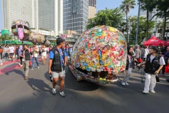 Aksi Pawai Jaga Tanah dan Laut dari Sampah Plastik di CFD Bundaran HI
