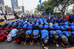 Ratusan Buruh Sujud Syukur Usai MK Kabulkan Sebagian Tuntutan Soal UU Cipta Kerja