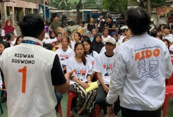 Relawan Kerja Perkenalkan Program Sembako Murah RIDO di Rusun Cilincing