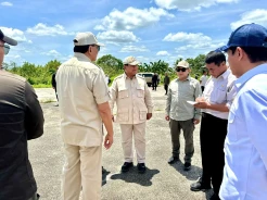 Prabowo Didampingi Haji Isam saat Berkunjung ke Proyek Cetak Sawah di Papua Selatan