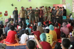 Kepala BNPB Tinjau Pos Pengungsi Erupsi Gunung Lewotobi Laki-Laki di NTT