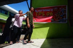 Penyandang Tunanetra Gunakan Hak Pilih di TPS 06 YAPTI Makassar