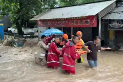 Banjir Bandang Terjang Sukabumi, Polri Evakuasi Ibu dan Bayi dari Gang Sempit