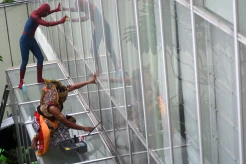 Aksi Unik Superhero dan Santa Claus Bersihkan Kaca Hotel Berbintang di Semarang