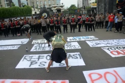Ratusan Suporter PSIS Semarang Gelar Demo di Mapolda Jateng, Desak CEO Yoyok Sukawi Mundur