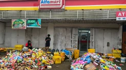 Banjir Landa Alfamart Makassar, Ratusan Produk Jualan Terendam