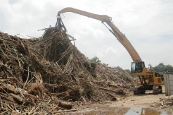 Petugas Angkut 2.000 Ton Sampah dari Saringan Ciliwung TB Simatupang