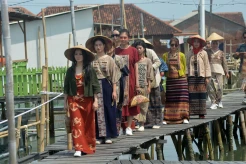 Peragaan Busana Ramah Lingkungan di Desa Timbulsloko Demak