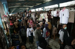Kepadatan Pengunjung Sambut Lebaran di Pasar Tanah Abang Jakarta