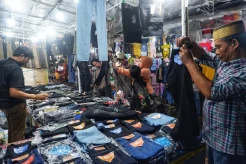 Berburu Pakaian Lebaran di Pasar Malam Masjid Al-Markaz Al-Islami Makassar