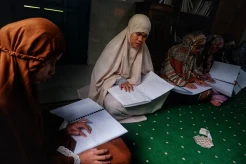 Sentuhan Hati di Bulan Ramadan: Penyandang Tunanetra Mengisi Waktu Puasa dengan Membaca Al-Quran Braille