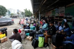 Pemudik Mulai Memadati Terminal Pondok Pinang
