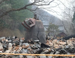 Tragedi Kebakaran Hutan di Gyeongsang Utara: Kuil Kuno Hancur dan 26 Korban Tewas