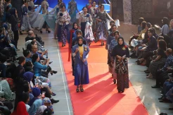 Belantara Budaya Indonesia Gelar Fashion Show Swarna Biru