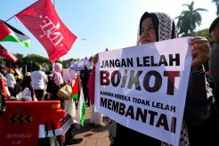 Aksi Damai Perempuan Boikot Produk Terafiliasi Israel di Patung Kuda