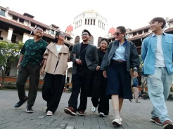 Gaya Influencer Jalan-Jalan Pakai Koleksi Sepatu Cole Haan Menyusuri Destinasi Kota Semarang