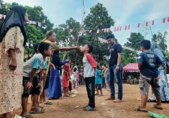 Serunya Lomba Makan Kerupuk Sambut Hari Kemerdekaan