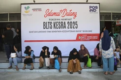 Penyaluran BLT Kesra 2025 Dimulai, Warga Jakarta Timur Antre di Kantor Pos