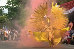 Potret Warna - Warni Fashion Carnaval Kambang Iwak Festival