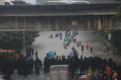 Banjir Genangi Jembatan Tiga Raya, Sejumlah Kendaraan Mogok
